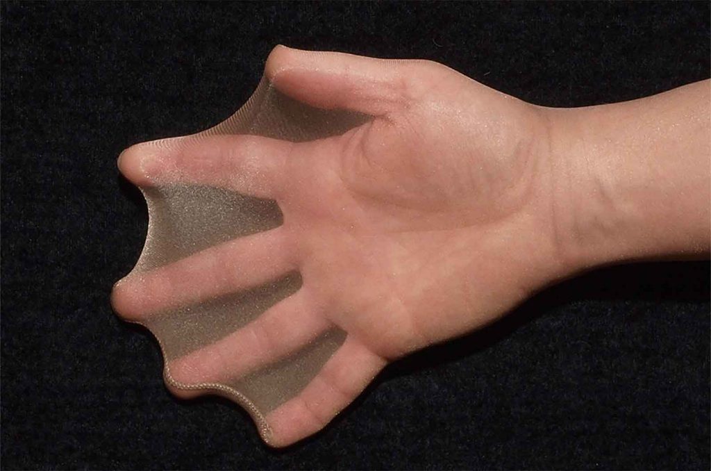 Eine Hand steckt in einer Feinstrumpfhose