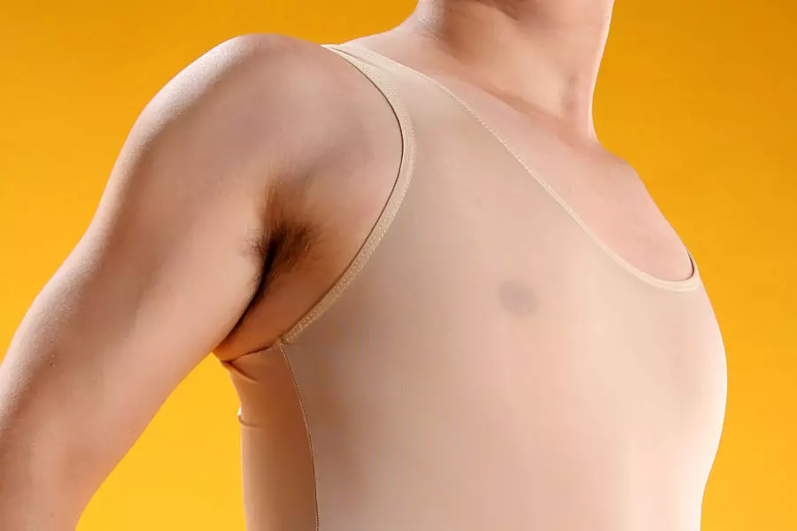 Body mit geschlossener Penishülle