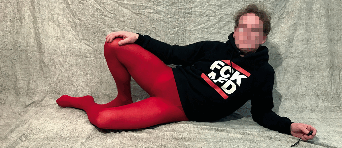 Banner Mann in roter und schwarzer Strumpfhose und FCK AFD-Pulli